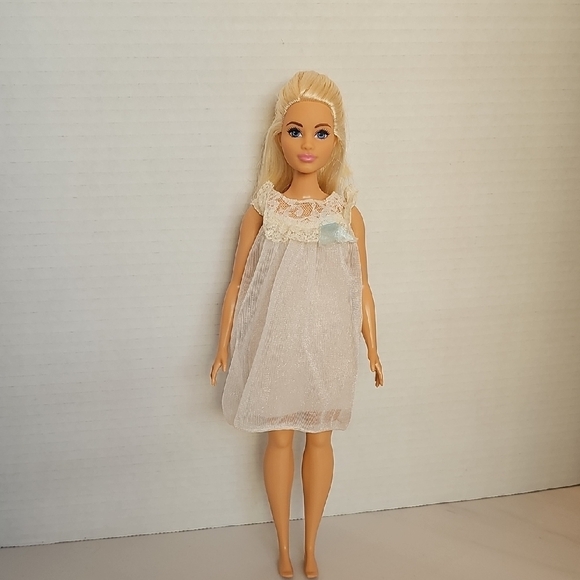 Barbie Curvy Doll - Picture 3 of 8